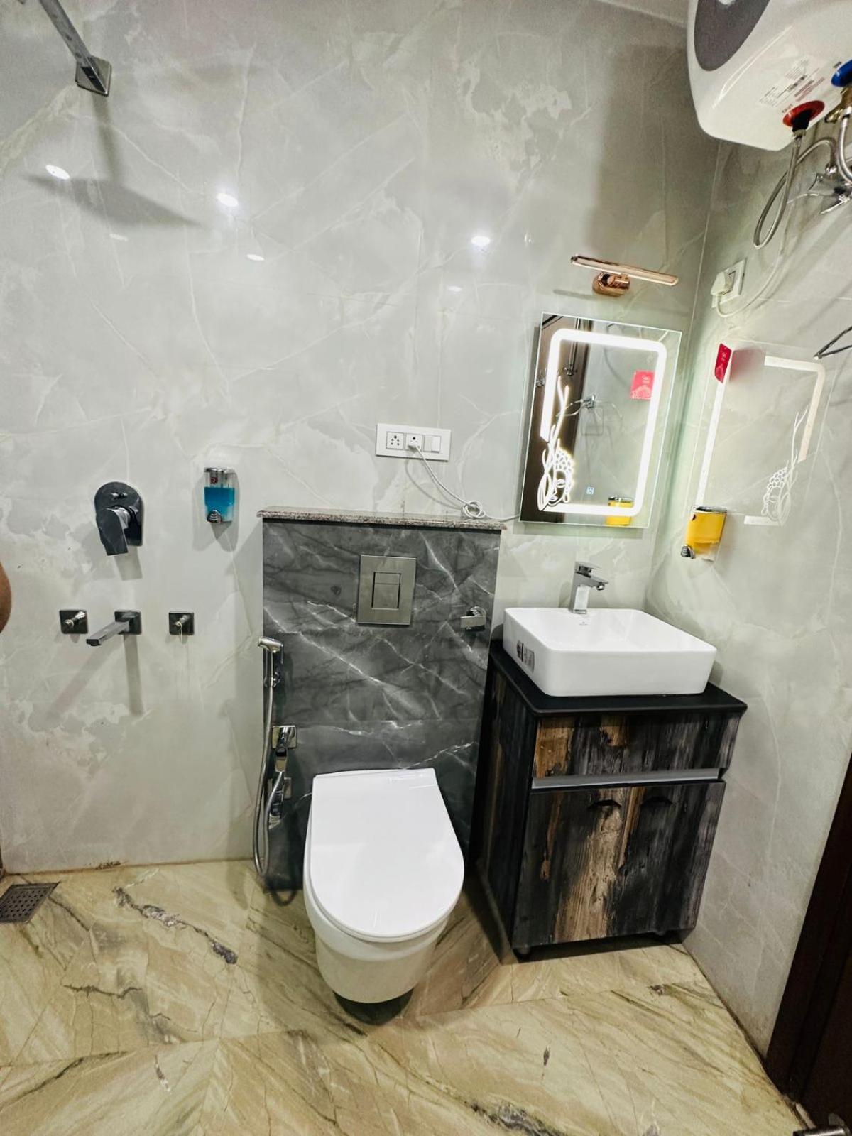Samrat Residency 10 Mints Walking Distance Nizamuddin Railway Station Hotel New Delhi