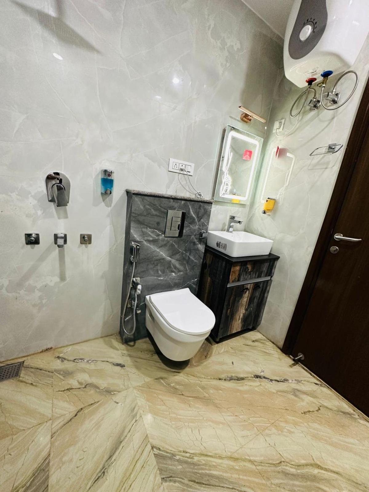 Samrat Residency 10 Mints Walking Distance Nizamuddin Railway Station Hotel New Delhi